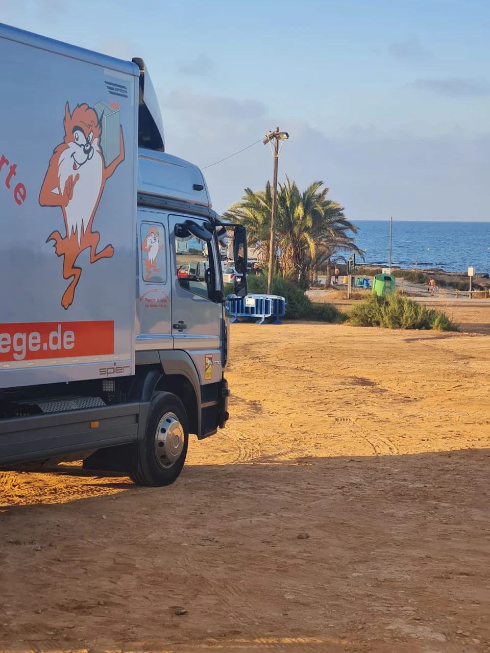 Umzugsunternehmen Möbeltransport mit LKW ins Ausland - LKW am Strand